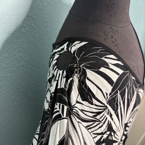 NWT Lane Bryant Plus Size Black White Tropical Blouse - Picture 7 of 13